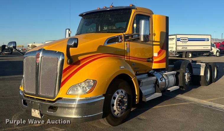 2020 Kenworth T680 semi truck - DT7011