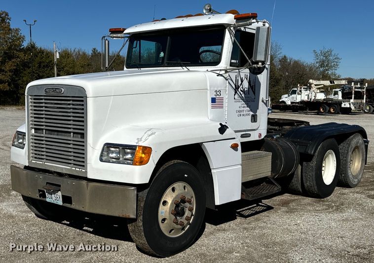 2001 Freightliner FLD semi truck - DU9544