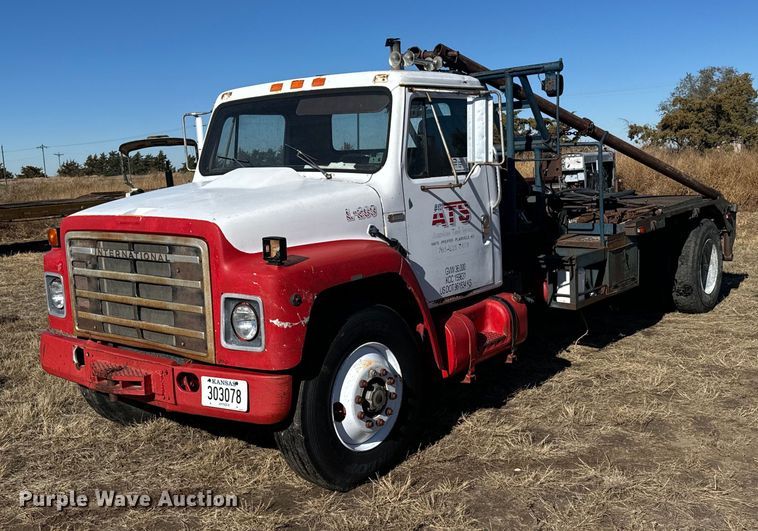 1981 International 1954 winch truck - DV2850