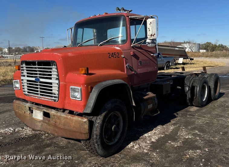1989 Ford LT9000 truck cab and chassis - DX3775