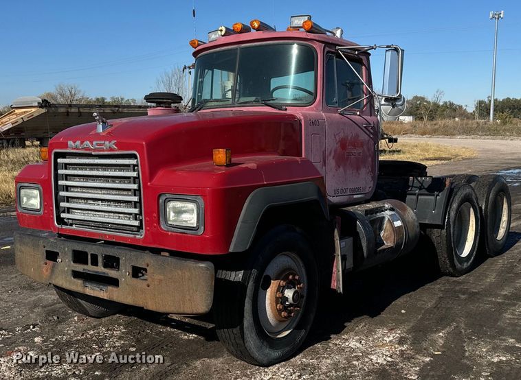 1995 Mack RD600 semi truck - DX3776