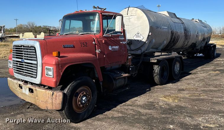 1990 Ford U90 semi truck - DX3784