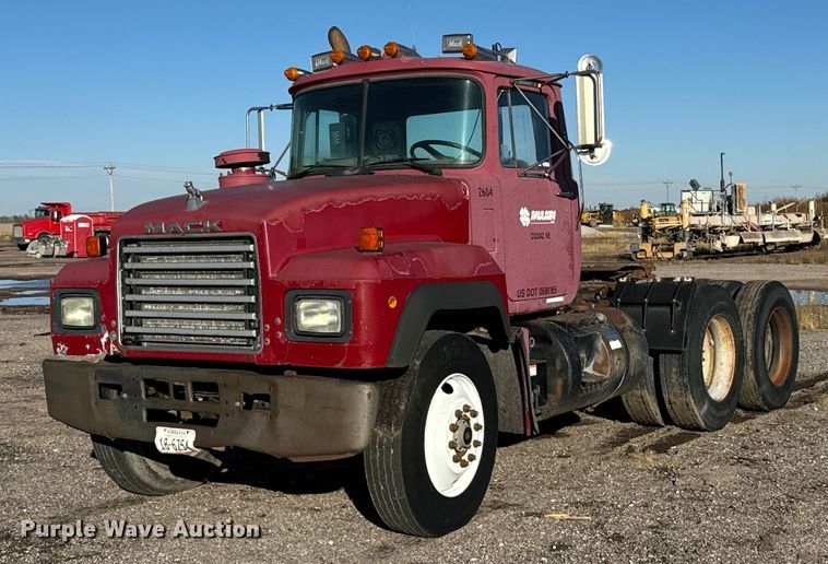 1995 Mack RD600 semi truck - DX3786