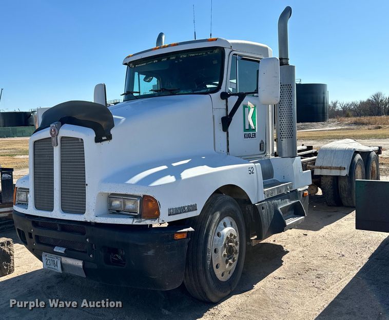 1990 Kenworth T600 truck cab and chassis - DX3798