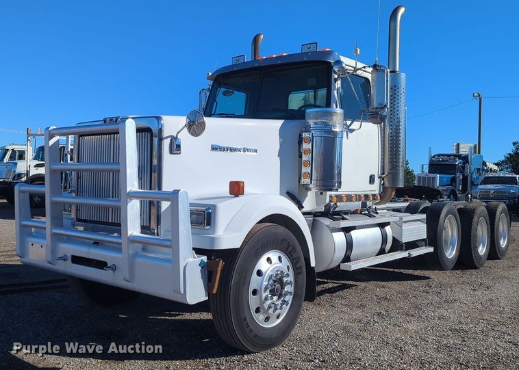 2010 Western Star 4900 semi truck - EG2267