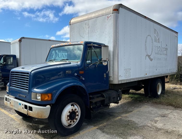 2000 International  4900 box truck - EH7241