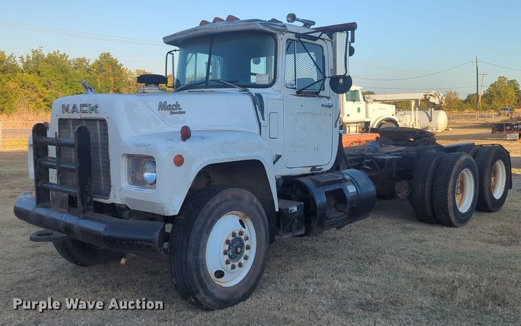 1989 Mack RD688S semi truck - EQ2391