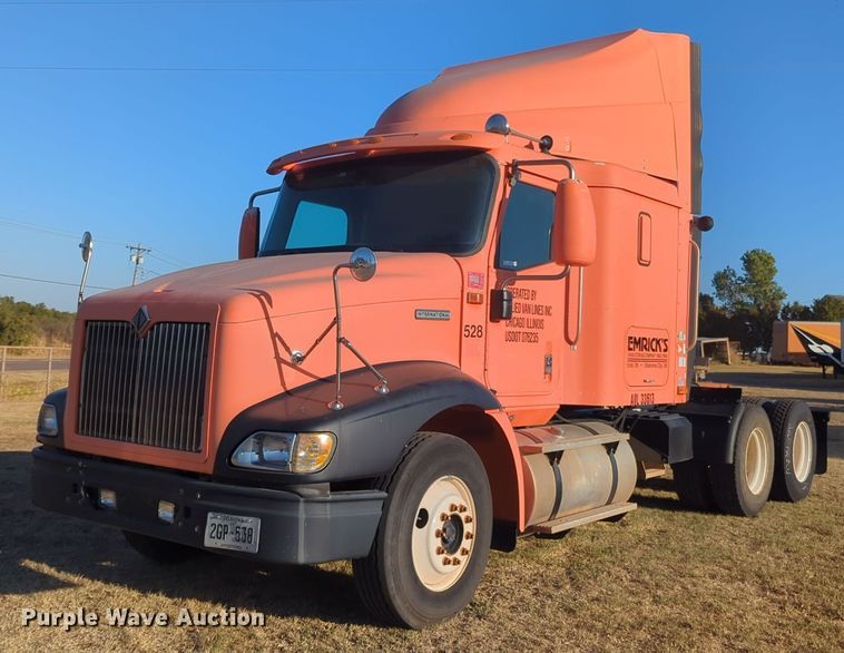 2000 International 9200i semi truck - EQ2395
