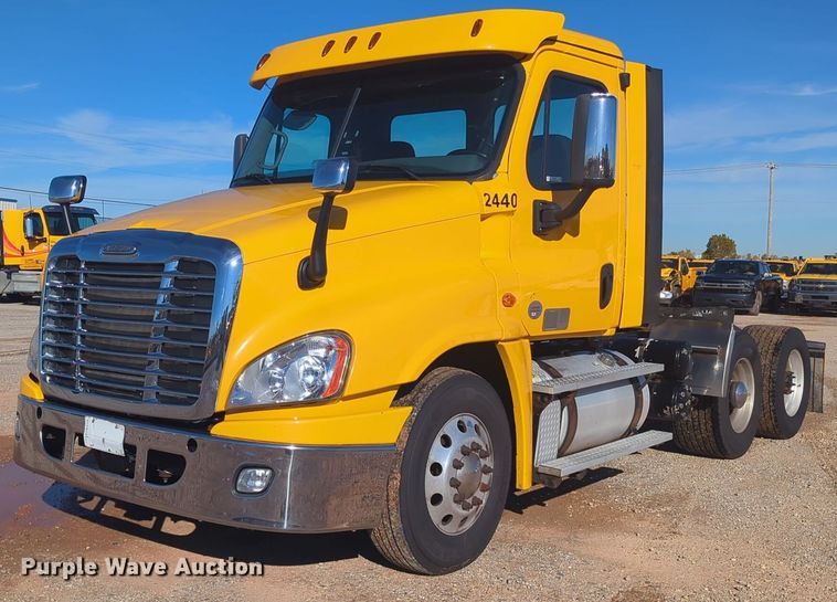 2018 Freightliner Cascadia 125 semi truck - EQ2452