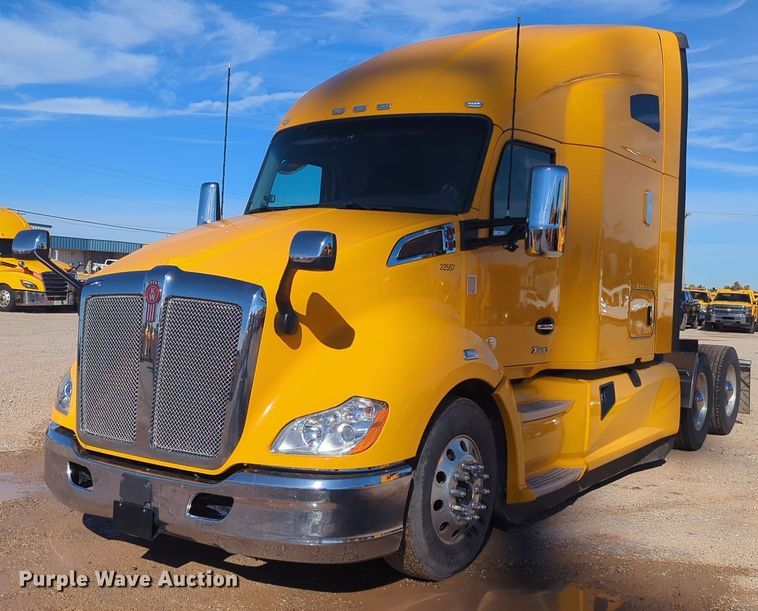2022 Kenworth T680 semi truck - EQ2456