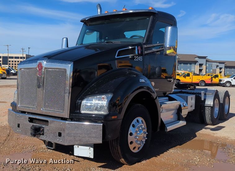 2020 Kenworth T880 semi truck - EQ2469
