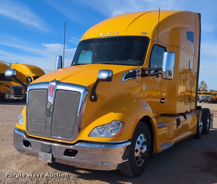 2021 Kenworth T680 semi truck - EQ2484