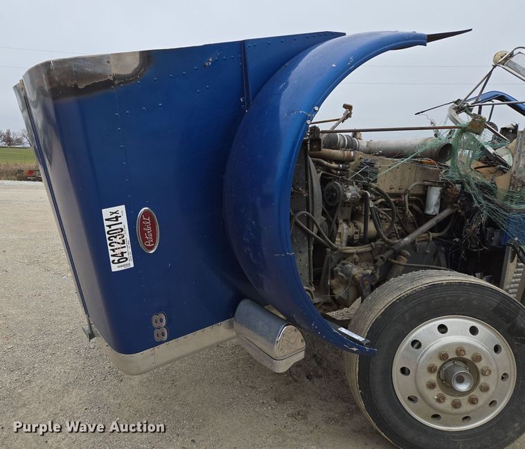 Peterbilt  379 hood  - EQ3657