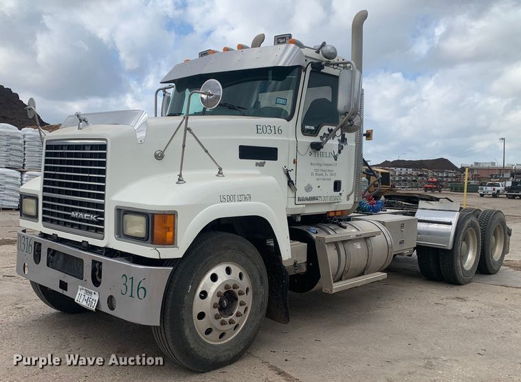 2011 Mack CHU613 semi truck - JT9669