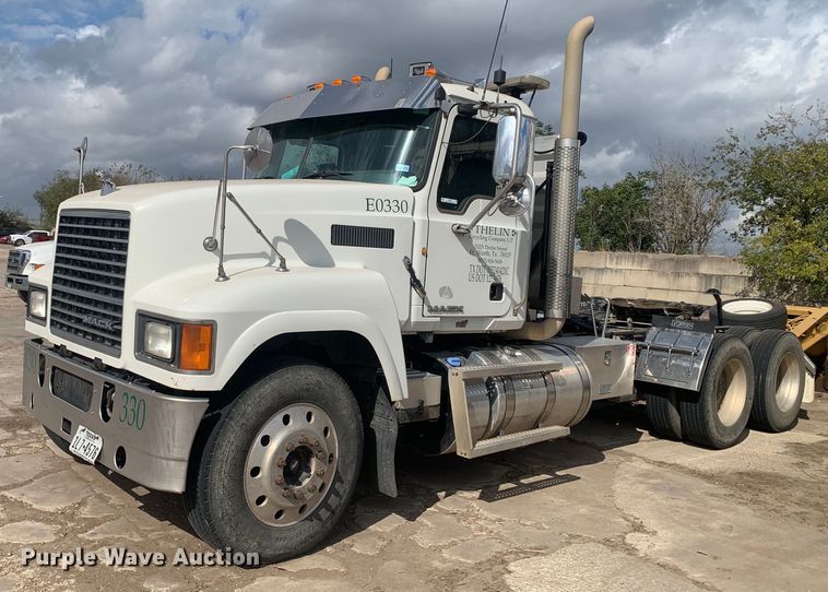 2012 Mack CHU613 semi truck - JT9670