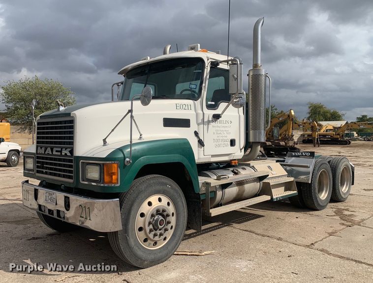 2004 Mack CH613 semi truck - JT9671
