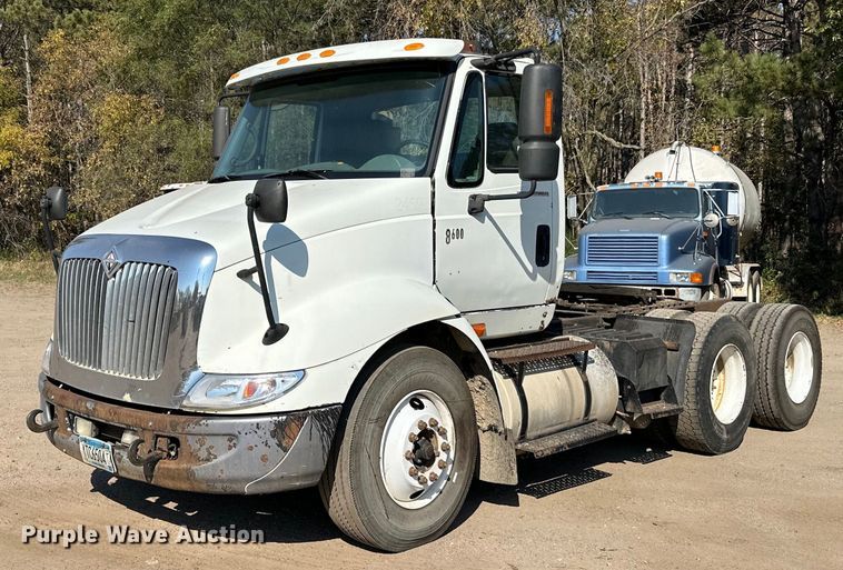 2004 International  8600 semi truck - LR9522