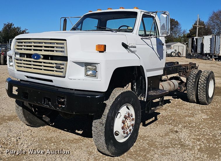 1991 Ford F800 truck cab and chassis - OJ9080
