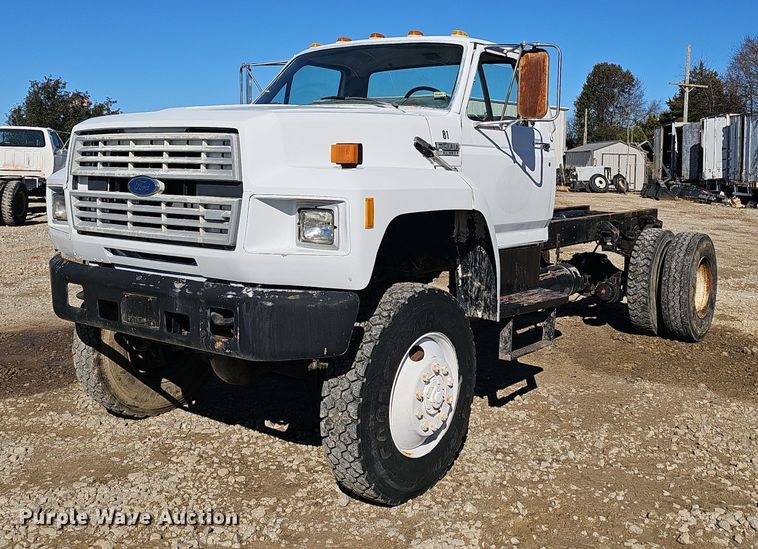 1991 Ford F800 truck cab and chassis - OJ9081