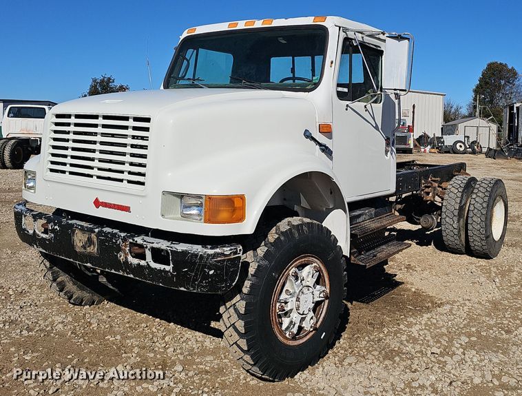 1992 International 4800  truck cab and chassis - OJ9082