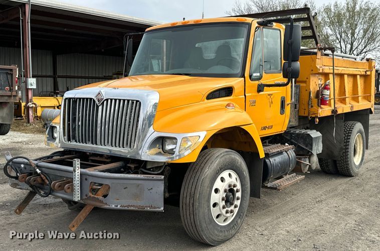 2003 International 7300 dump truck - DU9606