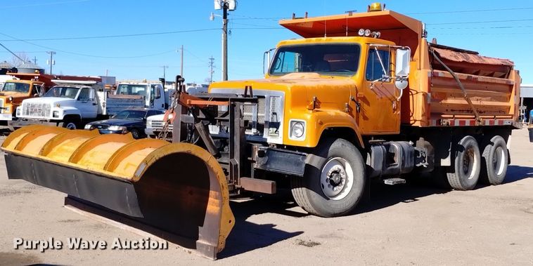1994 International  2574 dump truck - DV6597