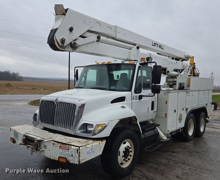 2006 International 7400 bucket truck - DX1493