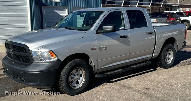 2017 Dodge Ram 1500 Crew Cab pickup truck - DX3820