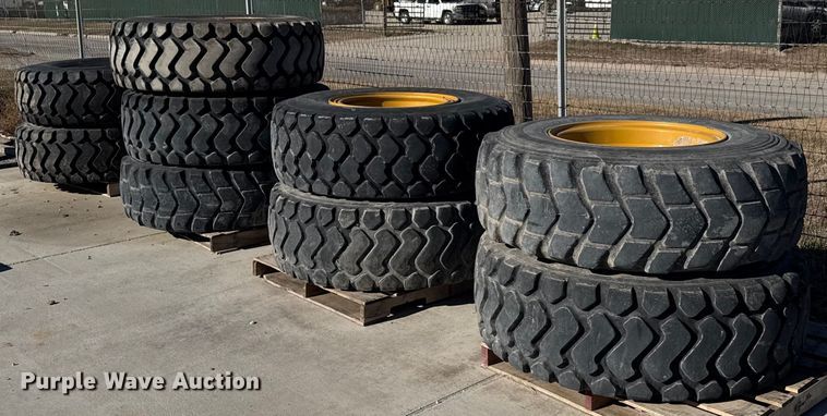 Motor grader tires - DX3844