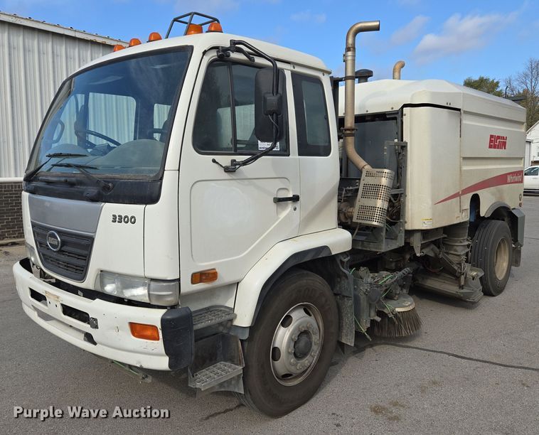 2010 Elgin 3300 street sweeper truck - EE8696