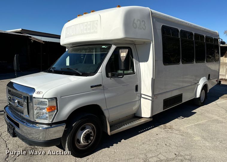 2012 Ford E450 Super Duty  shuttle bus - EH7319