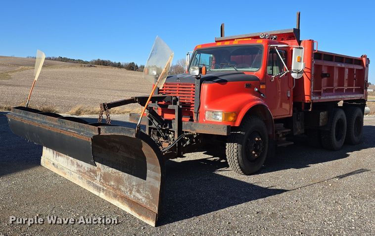 1999 International 4900 dump truck - LW9983