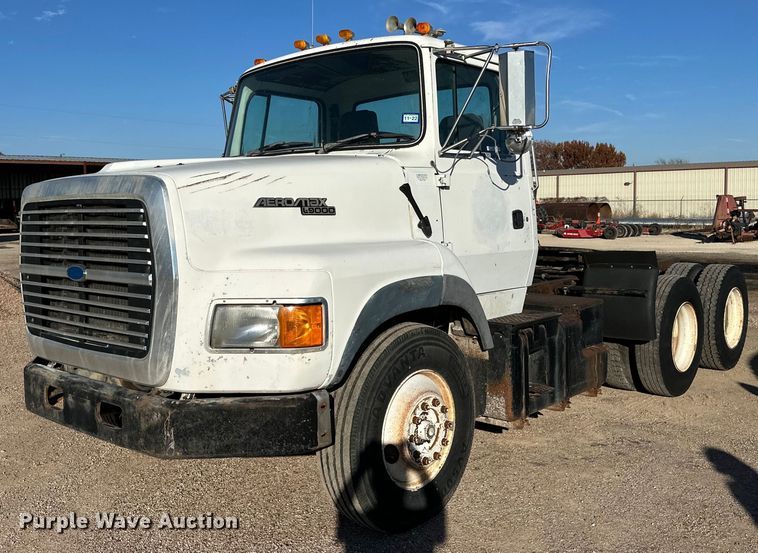 1994 Ford L9000 semi truck - NQ9124