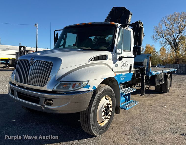 2004 International 4300 crane truck - DO7637