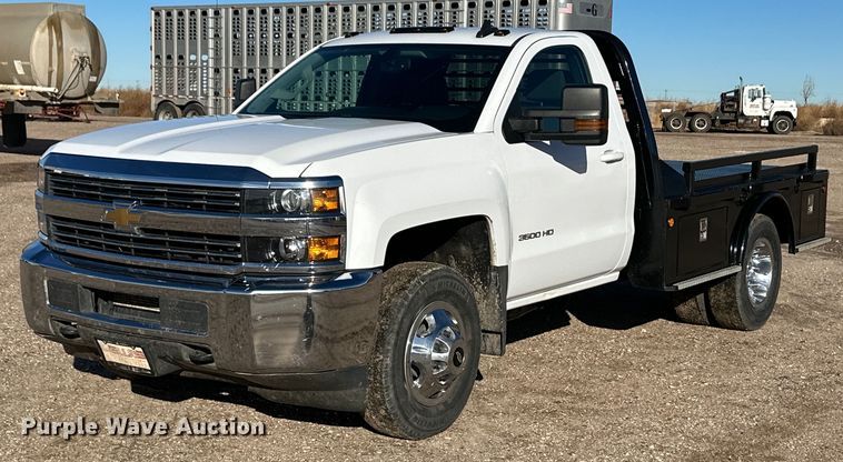 2018 Chevrolet Silverado 3500HD flatbed pickup truck - DQ3129