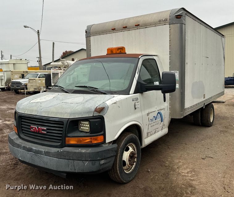2004 GMC Savana G3500 box truck - DT2214