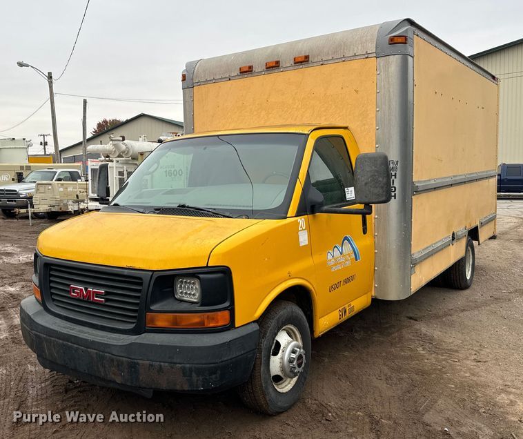 2007 GMC Savana G3500 box truck - DT2215