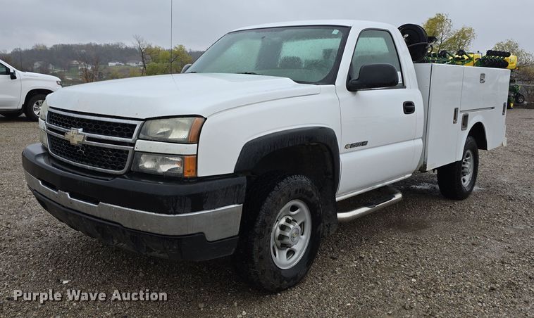 2006 Chevrolet Silverado 2500HD utility bed pickup truck - DW3976