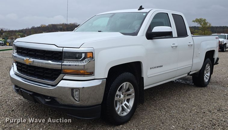 2018 Chevrolet Silverado 1500 Double Cab pickup truck - DW3977