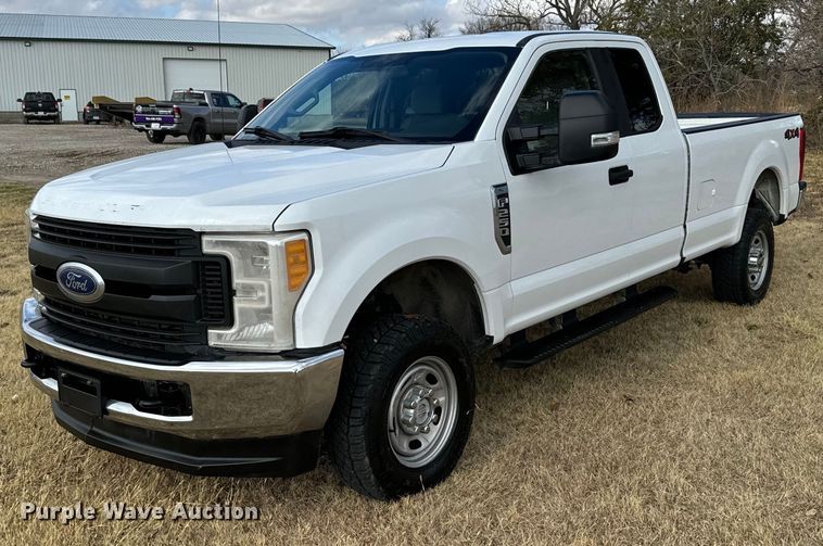 2017 Ford F250 Super Duty SuperCab pickup truck - DX3788