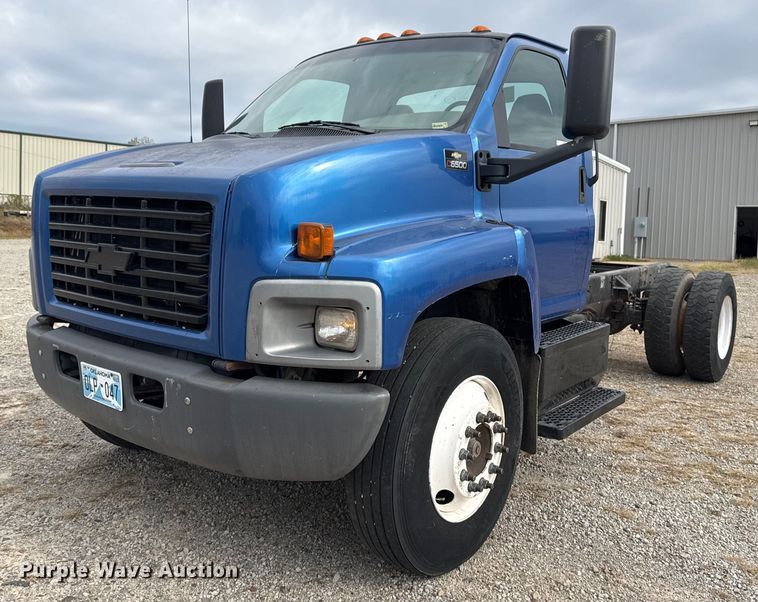 2004 Chevrolet C6500 truck cab and chassis - EG7900