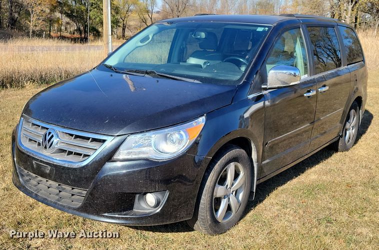 2011 Volkswagen Routan SEL van - OH9361