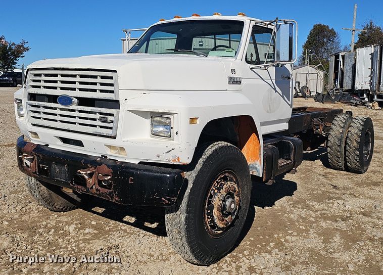 1990 Ford F800 truck cab and chassis - OJ9079