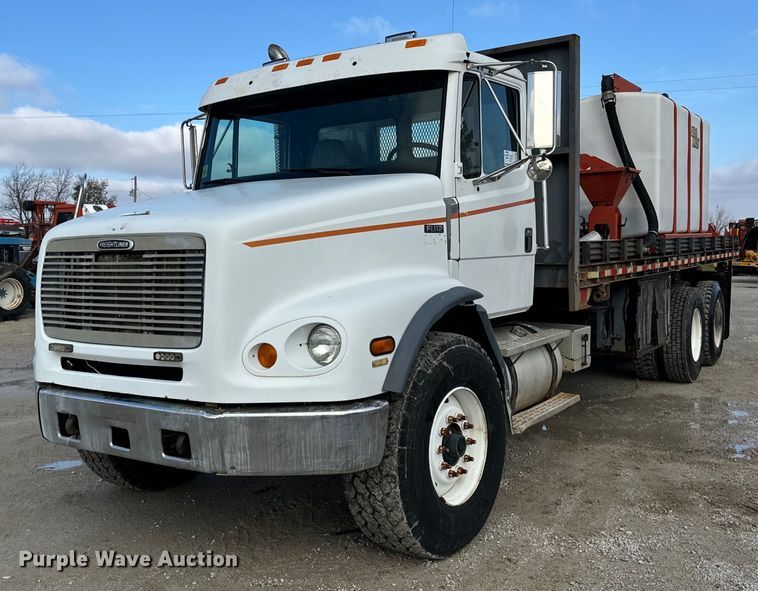 2000 Freightliner FL112 flatbed truck - DT2190