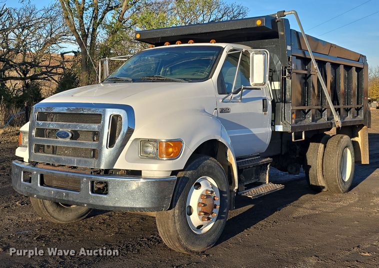 2005 Ford F750 Super Duty XLT dump truck - DW3986