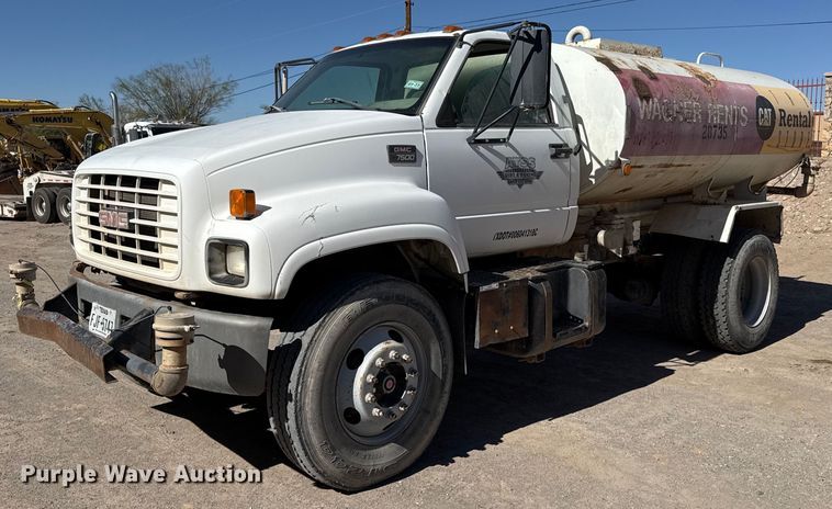 2002 GMC C7500 water truck - EJ3201