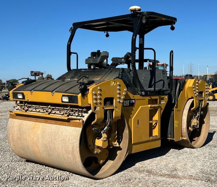 2020 Caterpillar CB15 double drum vibratory roller - EK3702
