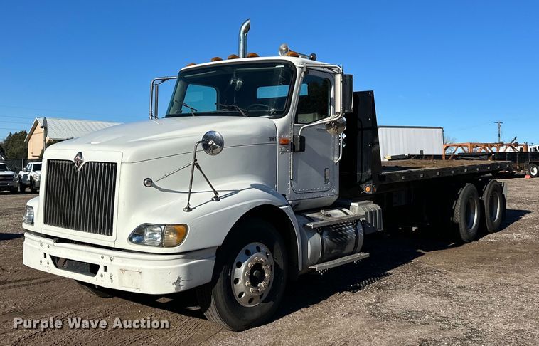 2002 International 9400i flatbed truck - EN2556