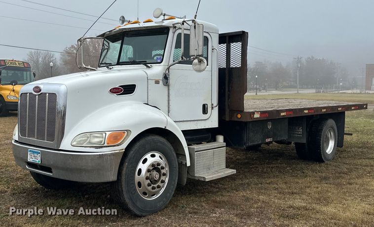 2006 Peterbilt 335 flatbed truck - EN2571