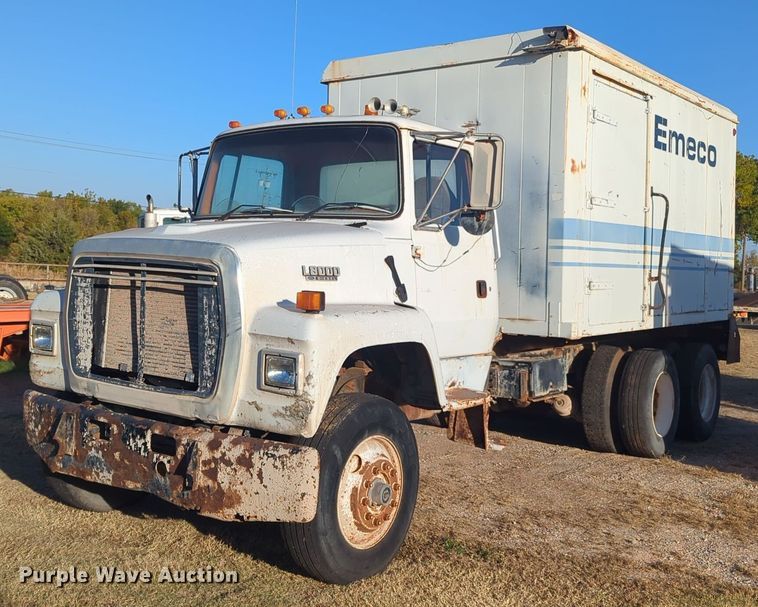 1995 Ford L8000 fuel / lube truck - EQ2398